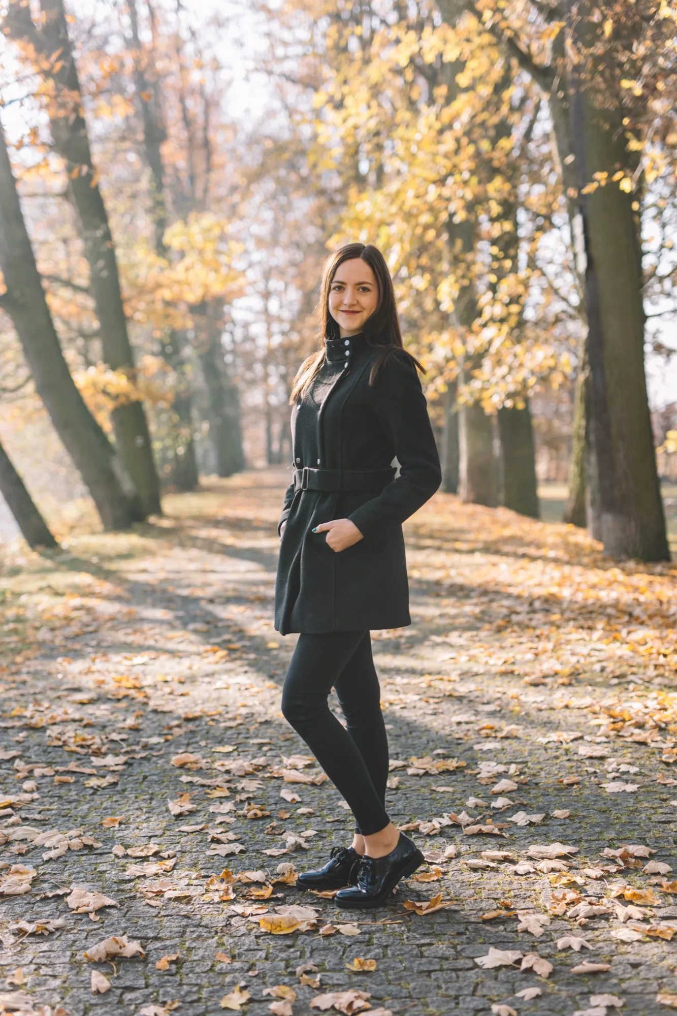 Žena v podzimním parku