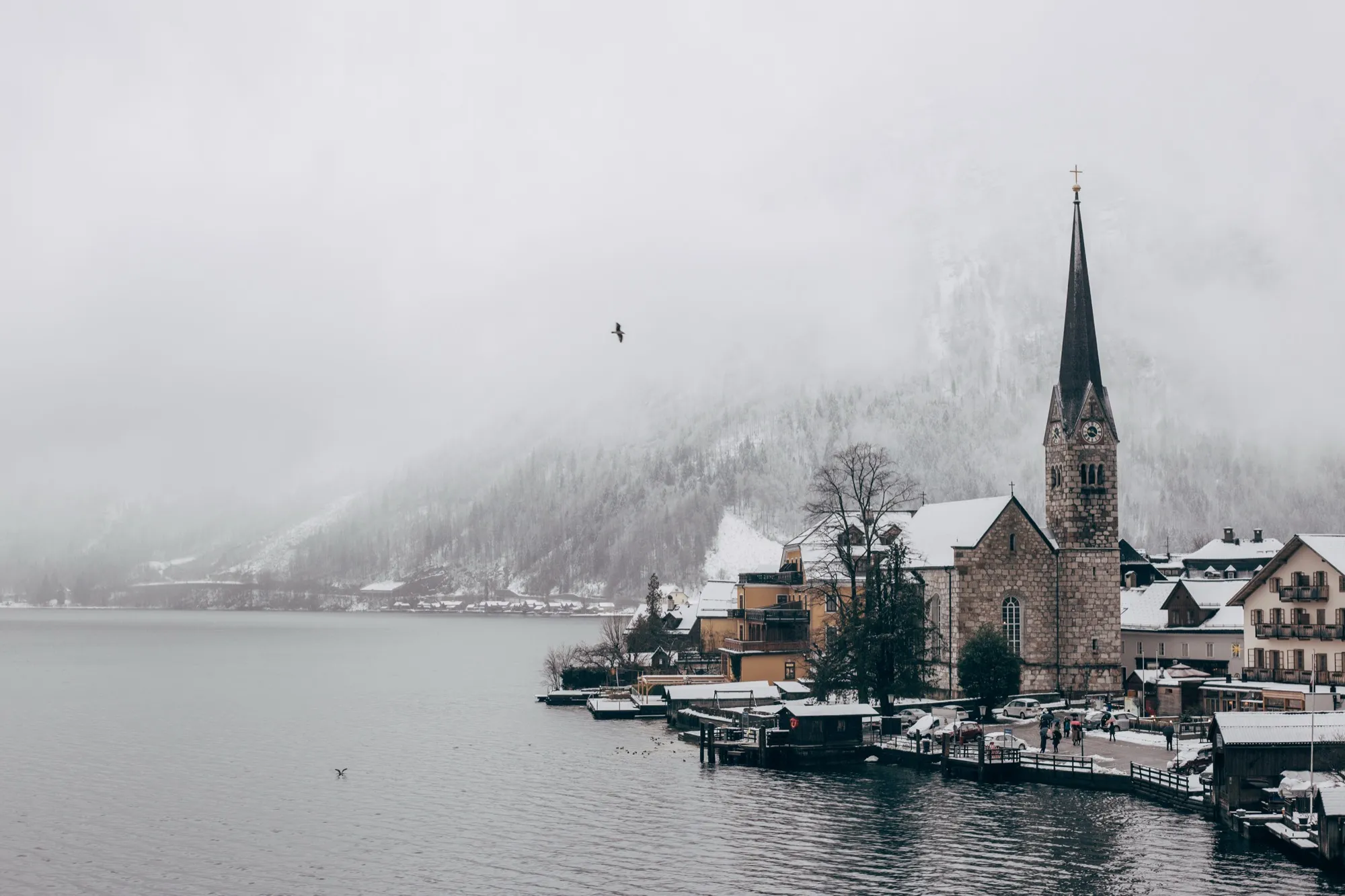Městečko u jezera v mlze, Hallstatt