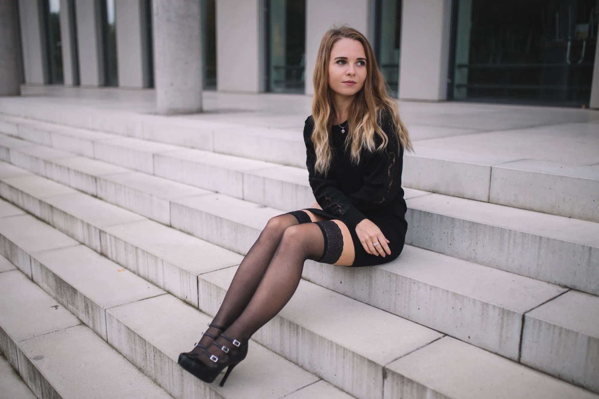 Žena sedící na schodech